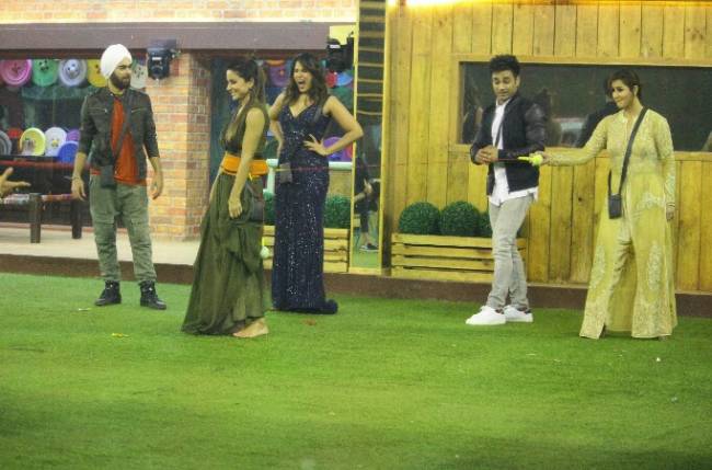 Shilpa avenges her insult from Hina; TIGHTLY SMACKS her derriere