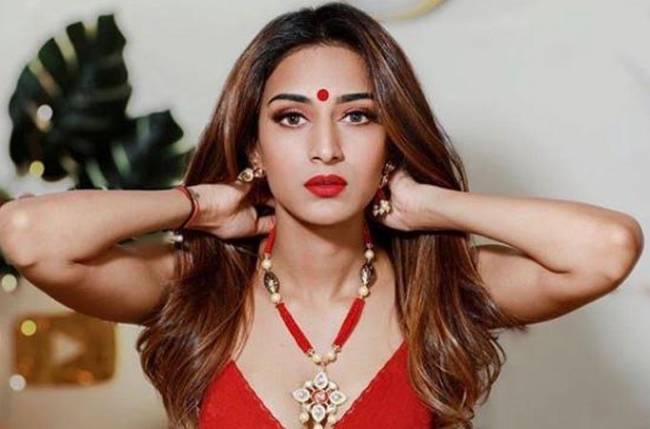 Erica Fernandes poses with THIS cutie, and we can’t stop awwing