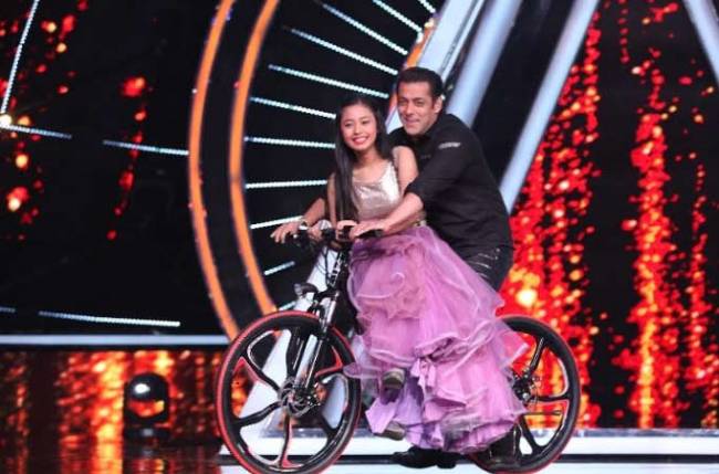 Who did Salman Khan take on a bicycle ride on Indian Idol 10?
